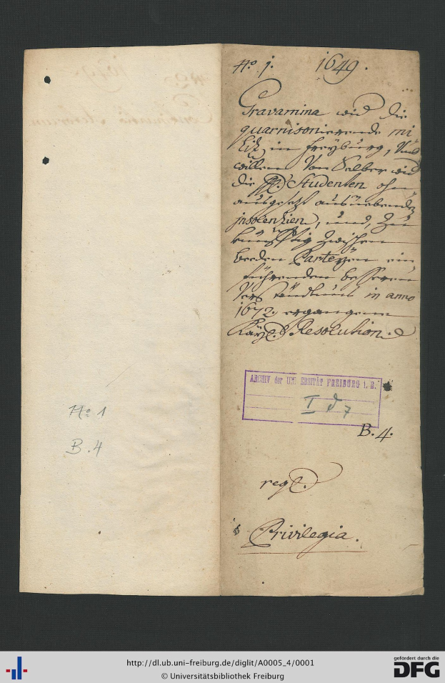 Offenes Buch mit handgeschriebener Schrift auf den Seiten, wahrscheinlich ein Dokument der Bundesrepublik Deutschland, mit sichtbaren Wasserzeichen unten.