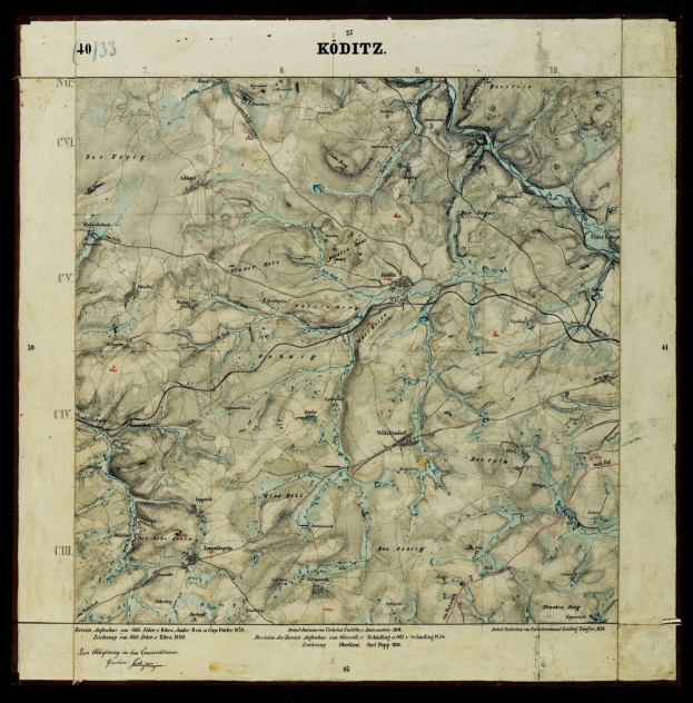 Schwarze und weiße topografische Karte von Köditz, Deutschland, die geographische Merkmale wie Berge und Flüsse auf einem dunklen Hintergrund mit klassischer Serifenschrift anzeigt.