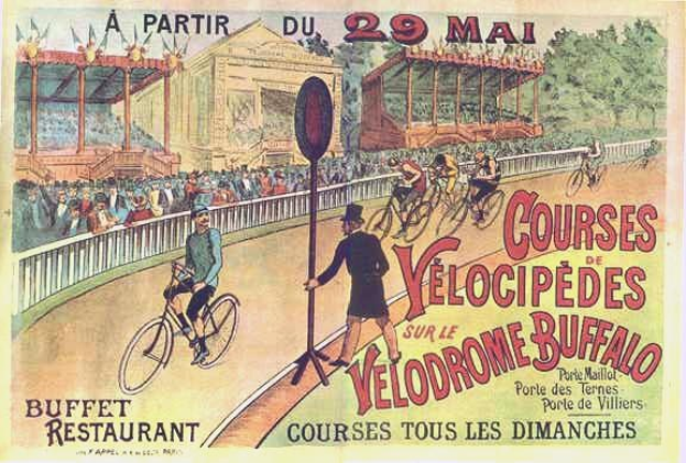 Ein Plakat, das eine Radrennbahn in Buffalo, New York zeigt, auf dem Menschen auf Fahrrädern auf einer eingezäunten Straße fahren, mit einem Gebäude und Bäumen im Hintergrund.