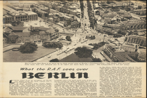 Schwarz-weiß-Fotografie einer alten Zeitung mit einer Stadtansicht, die Gebäude, Bäume und Fahrzeuge zeigt, sowie Text.