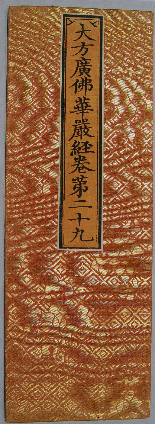 Ein Buch mit chinesischer Schrift auf dem Cover liegt auf einem Tisch.