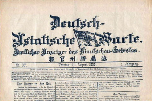 Schwarzes und weißes Bild einer alten deutschen Zeitung mit einer deutschen Flagge und Text.
