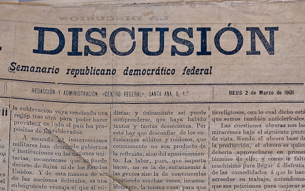 Gelblicher Zeitungsausschnitt mit schwarzer Tinte, Überschrift "Semanario Repúblicano Democrático Federal", das Wort "Diskussion" leicht zerknittert mit Zeichen häufiger Handhabung.