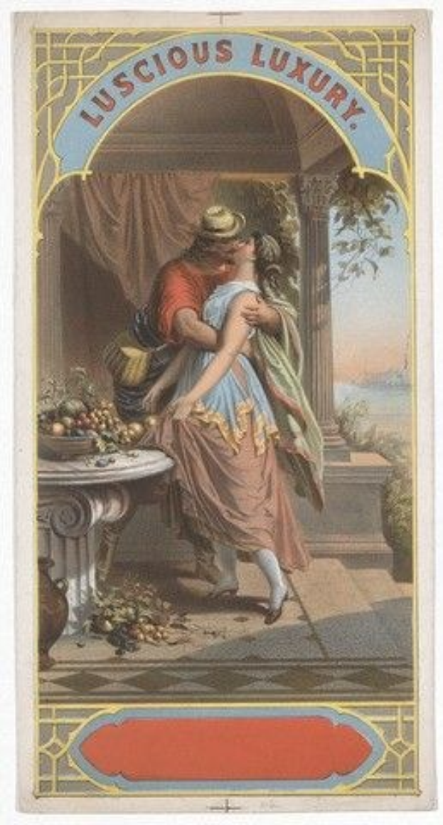 Ein Mann und eine Frau umarmen und küssen sich vor einem Tisch mit Obst, mit einer Säule, einem Vorhang und Himmel im Hintergrund; die Worte "Luxuriöse Luxus" sind oben und unten zu sehen.