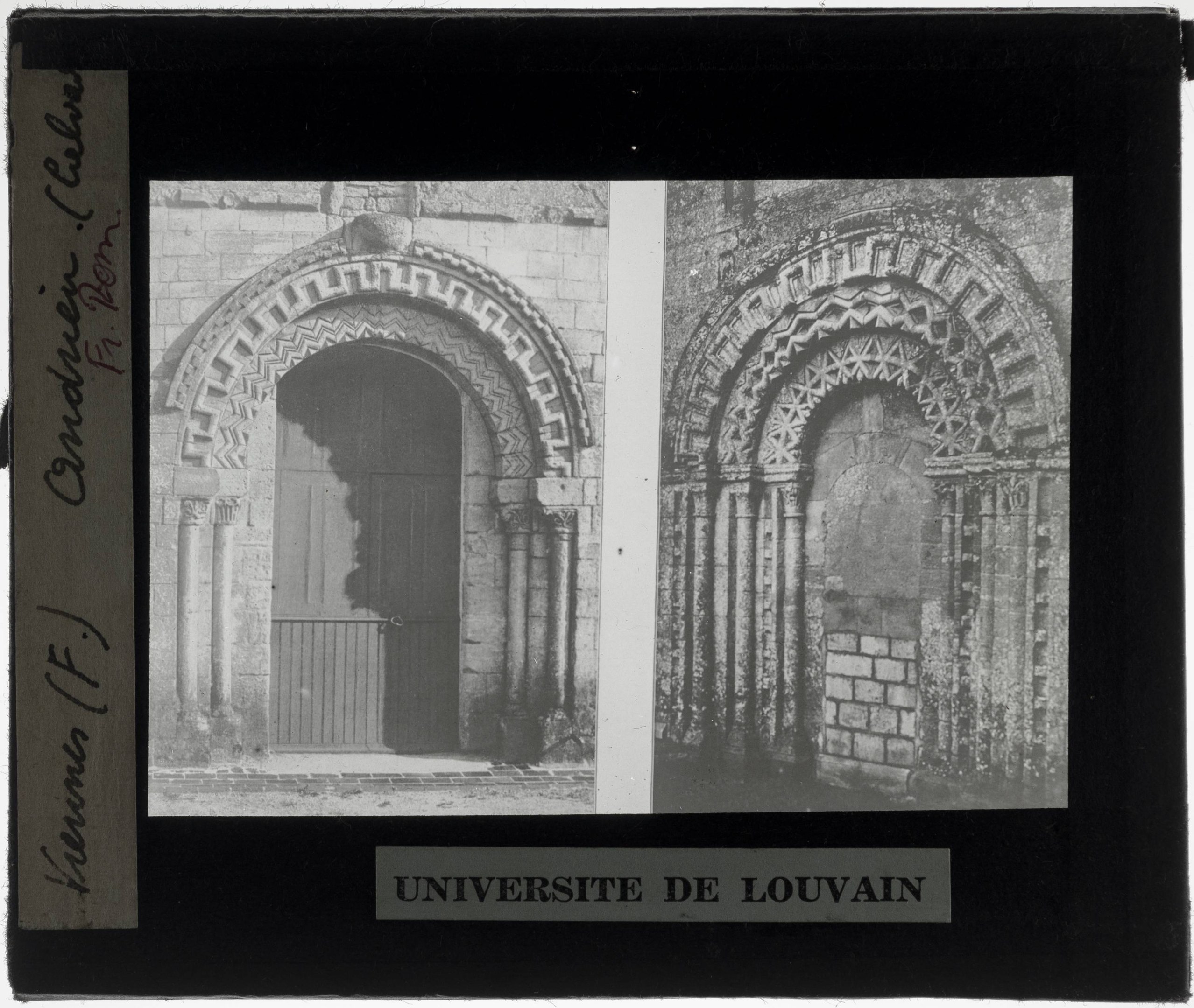 Schwarz-weiß-Foto eines Universitätsgebäudes mit Rundbogenfenstern und einer Tür, darunter Text.