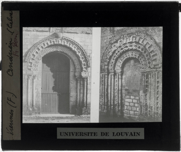 Schwarz-weiß-Foto eines Universitätsgebäudes mit Rundbogenfenstern und einer Tür, darunter Text.