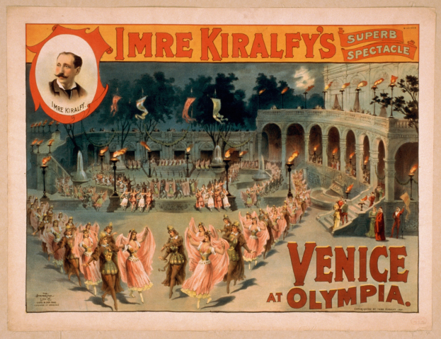 Plakat für Imre Kiralfys Super-Spektakel in Venedig in der Olympia, das kostümierte Performer vor einem gebogenen und säulenartigen Gebäude mit Laternen und Bäumen im Hintergrund zeigt.