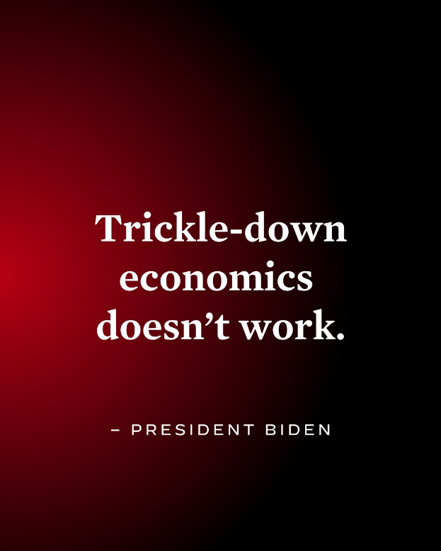 Plakat mit fetter schwarzer Schrift "Trickle-Down Economics Doesn't Work" auf einem weißen Hintergrund, eingerahmt von einem dünnen schwarzen Rand, begleitet von einem Zitat von Präsident Biden.