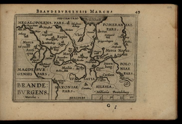 Altes Buch mit einer detaillierten Karte der Brandenburg-Region Deutschlands auf einem schwarzen Hintergrund, das geografische Merkmale wie Flüsse, Berge und Städte zeigt.