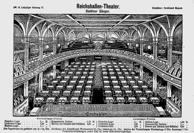 Ein Schwarz-Weiß-Zeichnung des Reichshallen Theaters in Berlin, Deutschland, das das Auditorium mit Sitzreihen, Säulen und einer Decke zeigt, mit Text am unteren Rand.