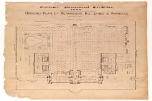 Ein detaillierter Grundriss von permanenten Gebäuden und Nebengebäuden, der Räume, Flure und andere Merkmale zeigt, mit begleitendem Text, der das Layout und die Merkmale beschreibt.
