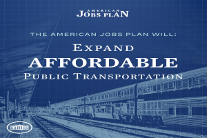 Plakat mit einem Zug auf den Eisenbahnschienen mit mehreren Menschen in der Nähe, das 'The American Jobs Plan Will Expand Affordable Public Transportation' bewirbt.