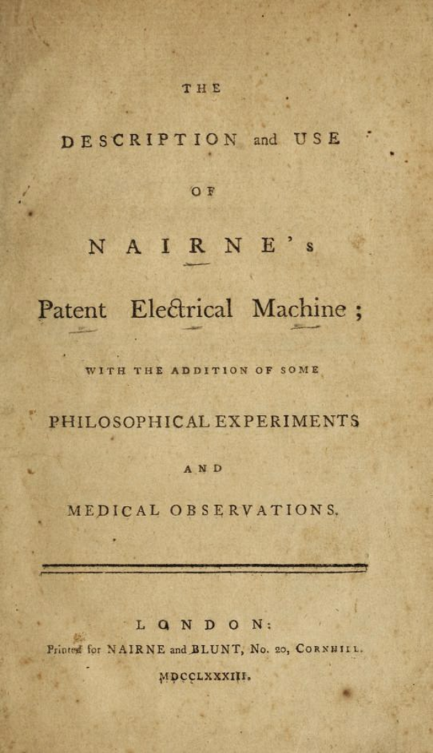 Altes Buch mit dem Titel "Die Beschreibung und Verwendung der Nairneschen elektrischen Maschine mit einigen philosophischen Experimenten und medizinischen Beobachtungen" aufgeschlagen auf einer Textseite.