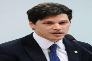 Ein Mann im Anzug und Krawatte spricht vor einer Wand in ein Mikrofon, wahrscheinlich zur Genehmigung eines Gesetzes zur Internet-Sperre.