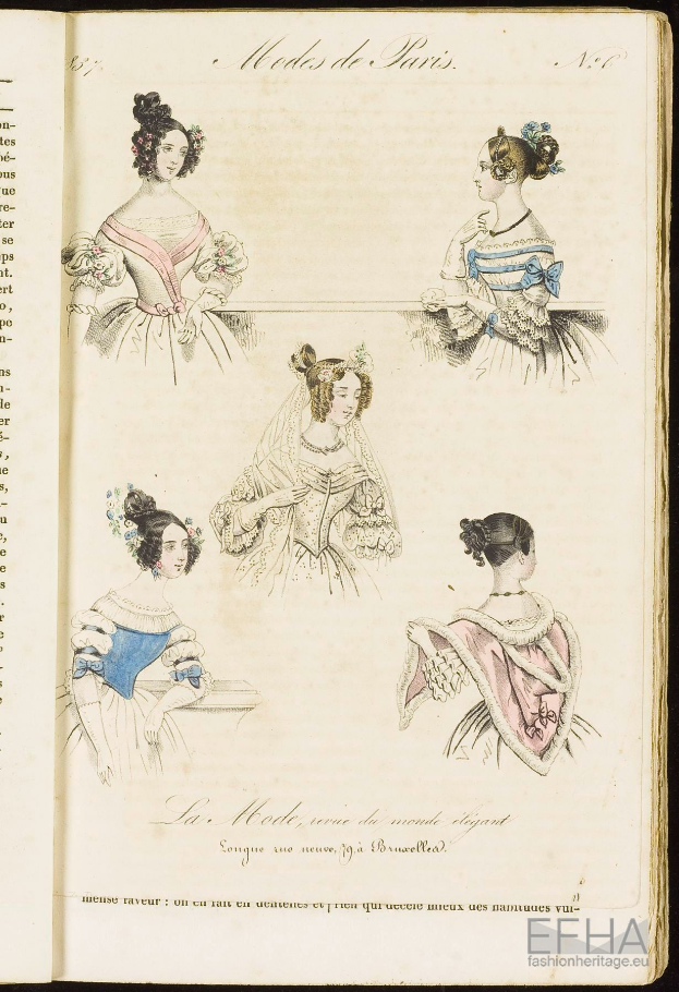 Ein aufgeschlagenes Buch mit detaillierten Illustrationen von vier Frauen in 18. Jahrhundert-Kleidern, jede mit einzigartigen Stilen und Farbpaletten, begleitet von klassischem Schrifttext.