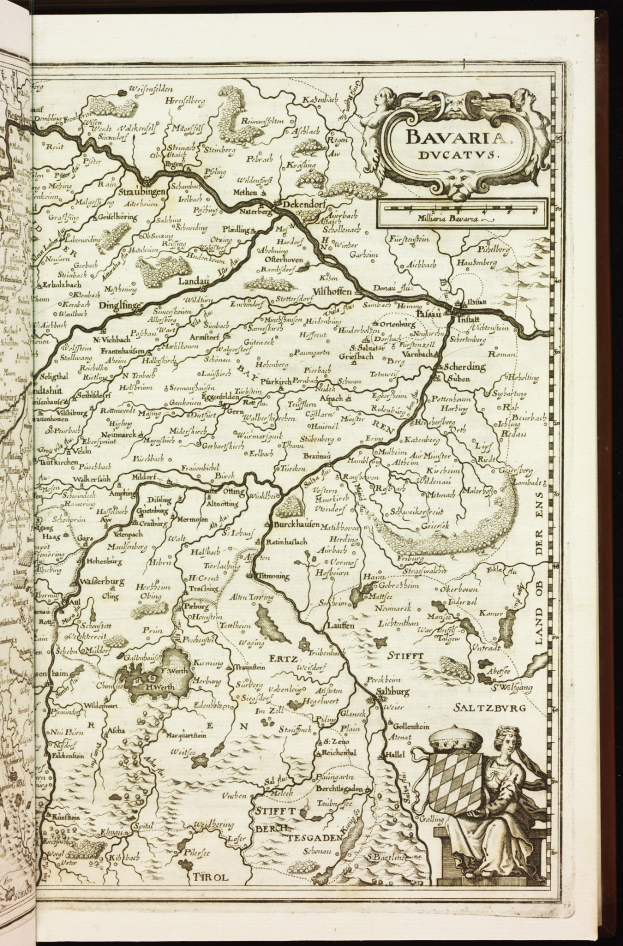 Ein aufgeschlagenes Buch mit einer detaillierten Karte von Bayern, auf der Städte, Ortschaften, Flüsse und andere geographische Merkmale verzeichnet sind.