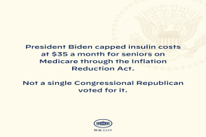 Plakat mit dem Text "Präsident Biden beschränkte die Kosten für Insulin auf 35 Dollar pro Monat für Senioren mit Medicare durch das Inflation Reduction Act" und einem Logo.