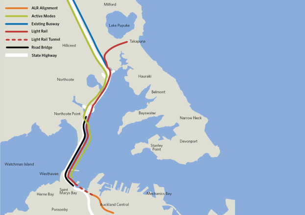 Eine detaillierte Stadtkarte mit einer roten Linie, die den vorgeschlagenen Bahnweg anzeigt, zeigt Haltestellen, umliegende Gebiete und Text mit zusätzlichen Routeninformationen.