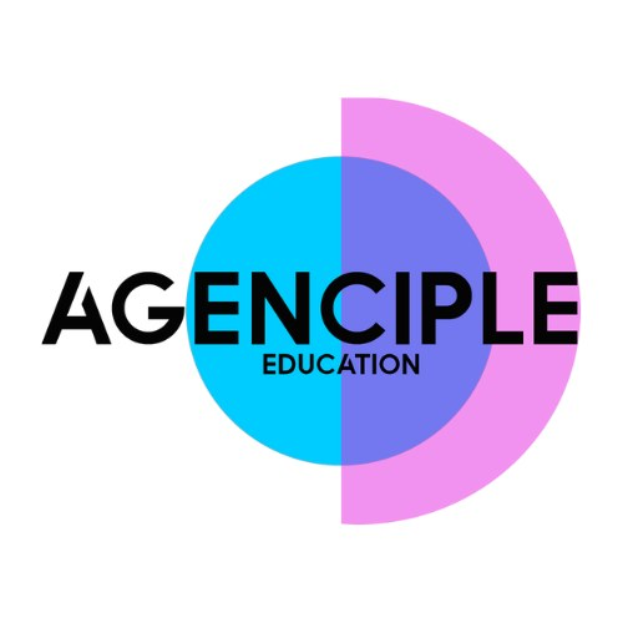 Ein weißer Hintergrund mit einem farbenfrohen Kreis, der in blau und pink geteilt ist und den Text "Agence Education" in schwarz enthält, eingerahmt von einem dünnen schwarzen Rand und einem Podcast-Logo in der rechten unteren Ecke.