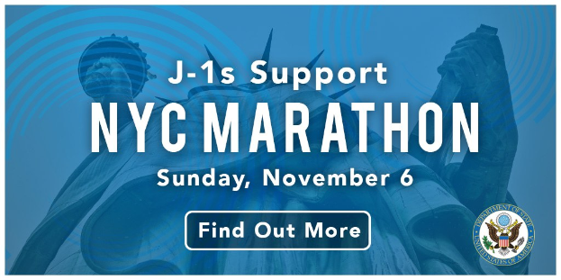 Plakat, das die Unterstützung von J-1s für den New York City Marathon am Sonntag, den 6. November, ankündigt und das Logo des Ereignisses zeigt.