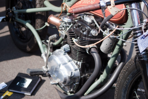 Mehrere Motorräder auf einer Straße mit einem Buch auf einem davon abgestellt.