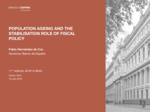Schwarz-weißes Bild eines Gebäudes auf der rechten Seite mit ein paar Menschen, die auf der Straße davor gehen, und Text auf der linken Seite, der "Bevölkerungsalterung und die Stabilisierungsrolle der Fiskalpolitik" liest.