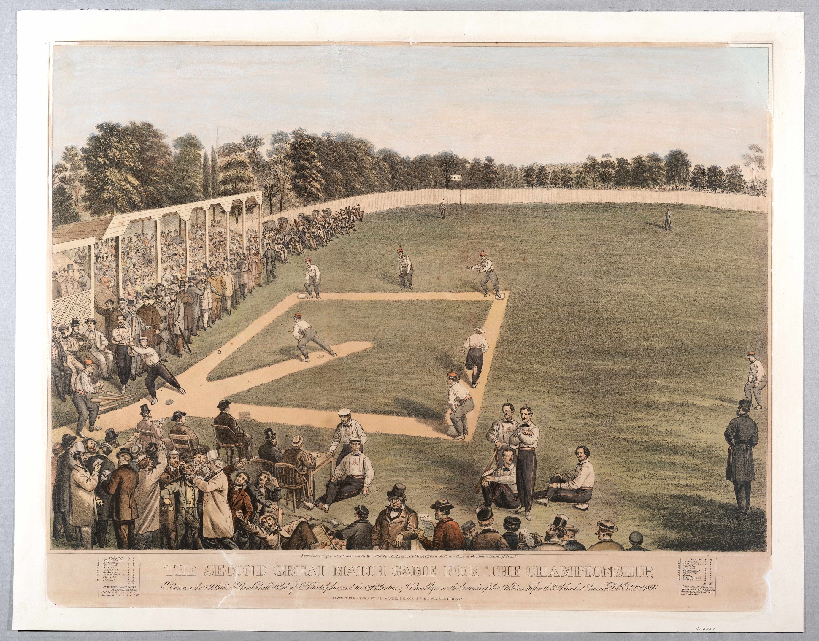 Eine Gruppe von Menschen, die Cricket auf einem grünen Feld mit Bäumen im Hintergrund und einem klaren blauen Himmel spielen, mit Text unten, der "Das zweite große Match-Spiel um die Meisterschaft" lautet.
