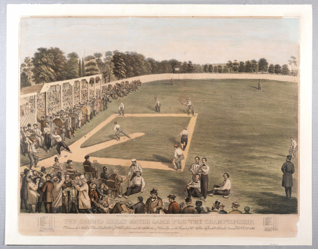 Eine Gruppe von Menschen, die Cricket auf einem grünen Feld mit Bäumen im Hintergrund und einem klaren blauen Himmel spielen, mit Text unten, der "Das zweite große Match-Spiel um die Meisterschaft" lautet.
