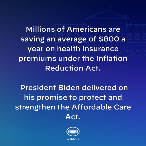 Blauer Hintergrund mit weißer Schrift, die "Millionen von Amerikanern sparen durchschnittlich 800 USD pro Jahr an Gesundheitsversicherungsprämien unter dem Inflation Reduction Act" in der Mitte steht, mit einem Logo rechts daneben.