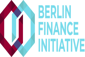 Logo der Berliner Finance Initiative mit einem blauen Kreis mit weißer Umrandung und einem weißen "B" in der Mitte, umgeben von einem weißen Ring mit blau-weißem Karomuster, und dem Text "Berlin Finance Initiative" in fetter schwarzer Schrift auf weißem Hintergrund.