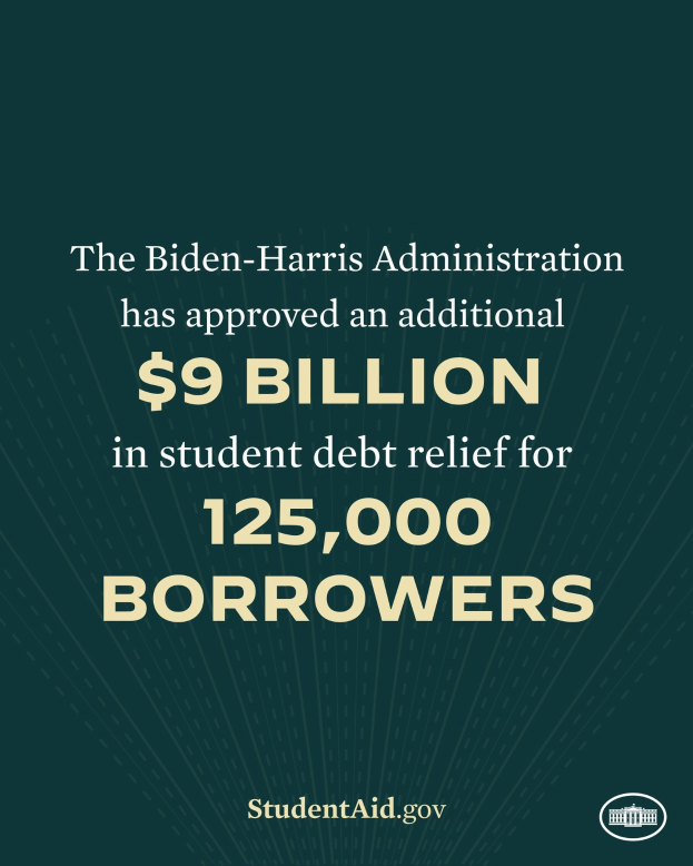 Plakat, das 9 Milliarden US-Dollar an Schuldenentlastung für 125.000 Darlehensnehmer unter der Biden-Harris-Regierung ankündigt, mit einem Logo unten.