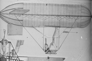 Eine detaillierte Schwarz-Weiß-Zeichnung eines Luftschiffs auf Papier, das seine Spannweite, Propeller und andere Merkmale zeigt.