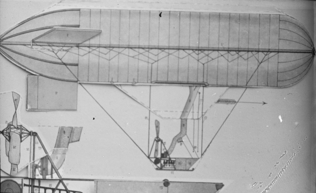 Eine detaillierte Schwarz-Weiß-Zeichnung eines Luftschiffs auf Papier, das seine Spannweite, Propeller und andere Merkmale zeigt.