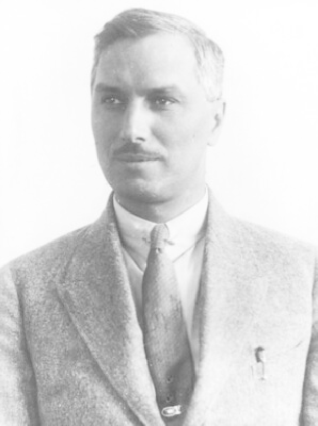 Ein Schwarz-Weiß-Foto eines Mannes in einem Blazer, einer Krawatte und einem Hemd mit einem weißen Hintergrund, bei dem es sich angeblich um John F. Kennedy, den Gründer und CEO des Unternehmens, handelt.