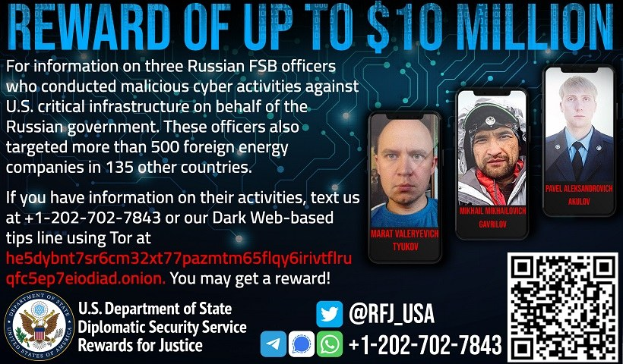 Plakat mit bis zu $10 Millionen Belohnung für Informationen über drei russische FSB-Offiziere, mit ihren Fotos, Logos und einem QR-Code unten.