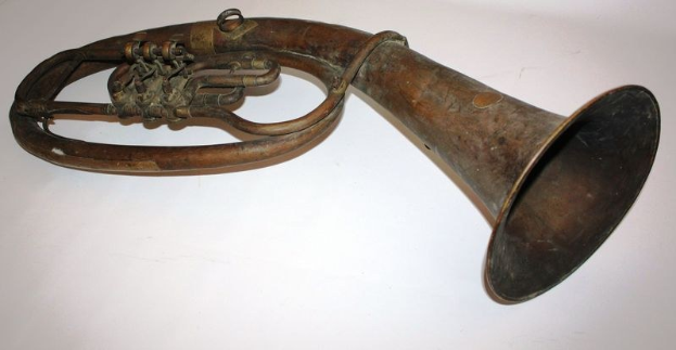 Altes Messinghorn mit glänzendem Finish, gebogenem Hals und aufgeblasenem Trichter, verziert mit detaillierten Gravuren auf einem weißen Hintergrund.