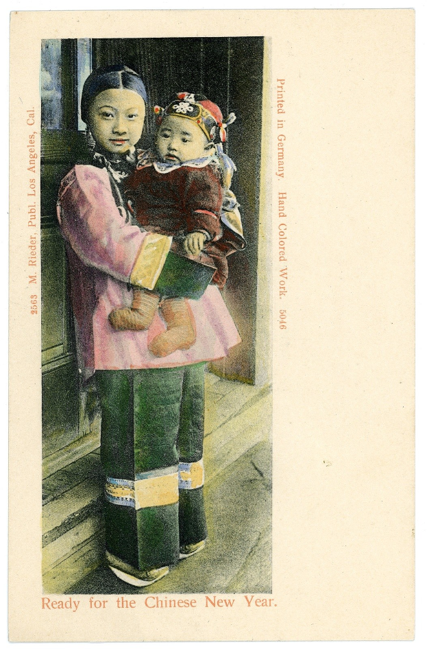 Eine sepiafarbene Postkarte zeigt eine Frau, die ein Baby hält, beide mit zärtlichen Gesichtsausdrücken, und wahrscheinlich Neujahrsgrüße.