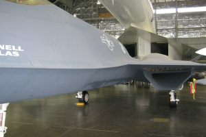 Ein großes Flugzeug mit zwei Motoren, Flügeln und einem Heckfinne, das durch den Himmel fliegt.