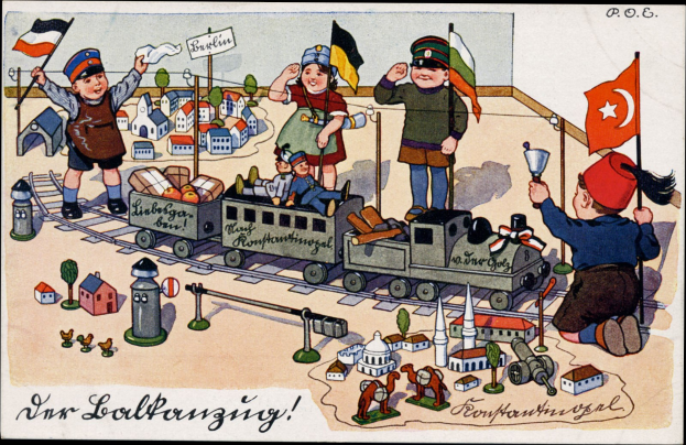 Kinder spielen mit einem Spielzeugrennzug auf einem Bahngleis, umgeben von Häusern und Bäumen, mit Text unten.