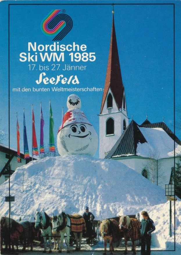 Plakat für die Nordischen Ski-Weltmeisterschaften 1985 in Seefeld, Schweiz, das eine schneebedeckte Landschaft mit Skifahrern, Pferden, Stangen, Fahnen, Gebäuden, Bäumen und Himmel zeigt.