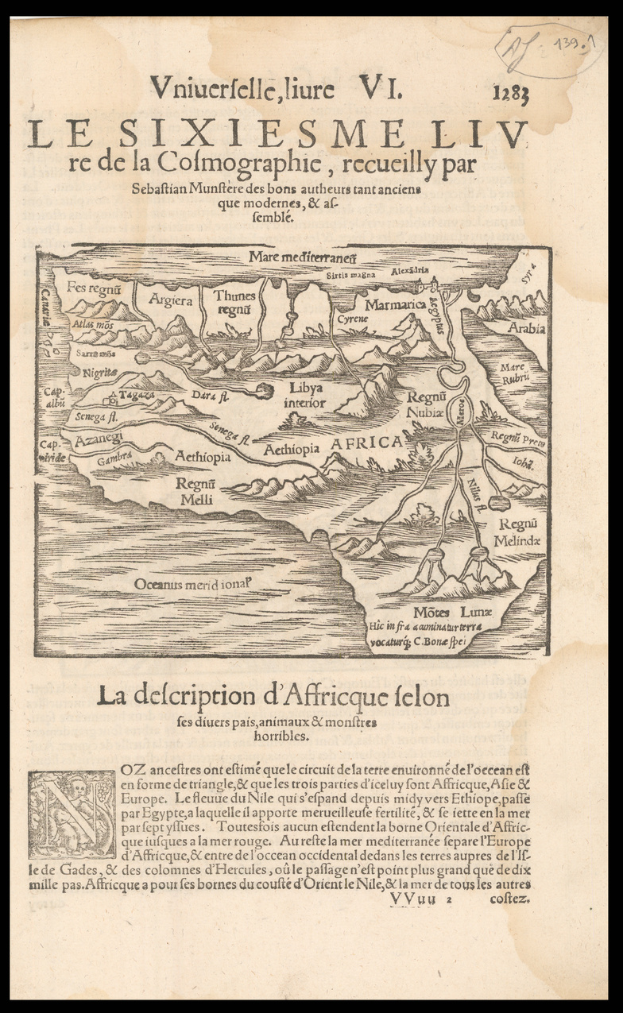 Ein altes Buch mit einem schwarzen Hintergrund und eine detaillierte Karte von Afrika, die geografische Merkmale wie Berge, Flüsse und Städte zeigt, mit begleitendem Text für weitere Informationen.