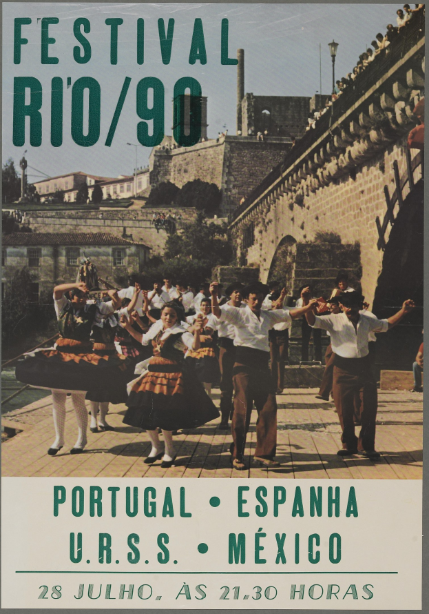 Ein Plakat für das Festival Rio/90 in Portugal, Spanien, das eine Gruppe tanzender Menschen im Vordergrund zeigt, mit Gebäuden, Bäumen und einem klaren blauen Himmel im Hintergrund und Text unten.