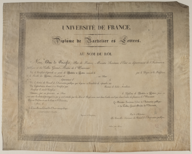 Ein schwarz-weißes Diplom der Universität Frankreich mit einem Männergesicht und Text.