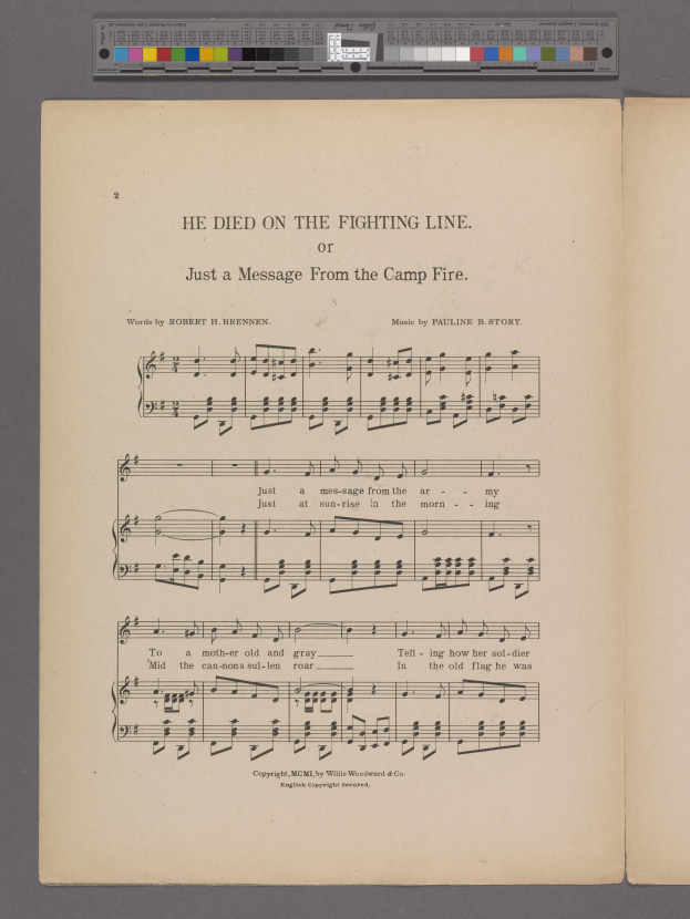 Ein aufgeschlagenes Buch mit Noten auf den Seiten, das den Text 'Er starb an der Front, nur eine Botschaft vom Lagerfeuer' zeigt, auf einer grauen Oberfläche.