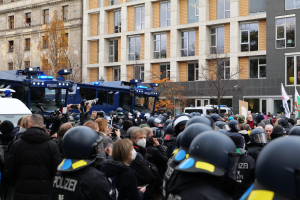 Von der Polizei festgehalten: Mann wehrt sich gegen Flaggenverbot - Flaggenträger spricht jetzt
