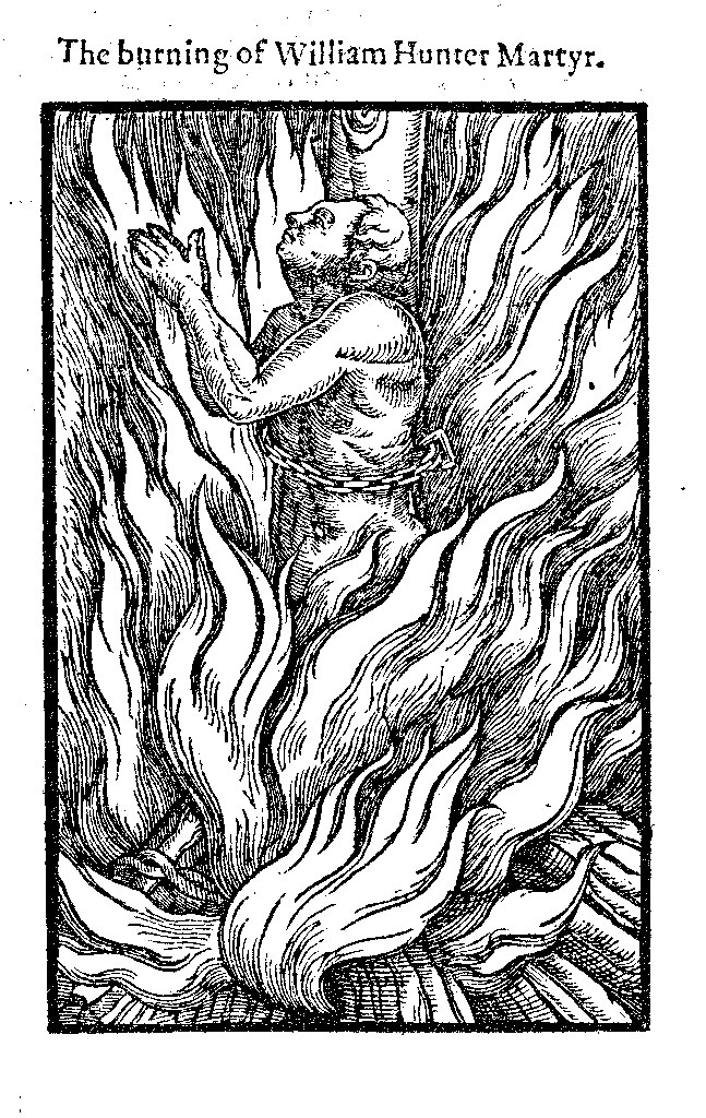 Schwarze und weiße Zeichnung einer Person, die von hellen orangefarbenen und gelben Flammen umgeben ist, mit zusammengeklappten Händen und geschlossenen Augen, beschriftet mit "Die Verbrennung von William Hunter Märtyrer" in fetter schwarzer Schrift.