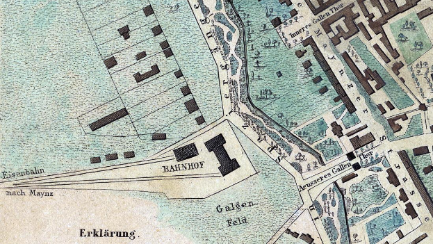 Ein detaillierter alter Stadtplan von Berlin, Deutschland, der Straßen, Gebäude, Sehenswürdigkeiten und Text enthält, der den Standort des Bahnhofs angibt.