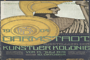 Plakat für ein 1904er Berlin-Konzert mit einem Helmbekleideten, der ein Schild hält, mit "Darmstadt" und "Künstler Kolonie" in fetter Schrift.