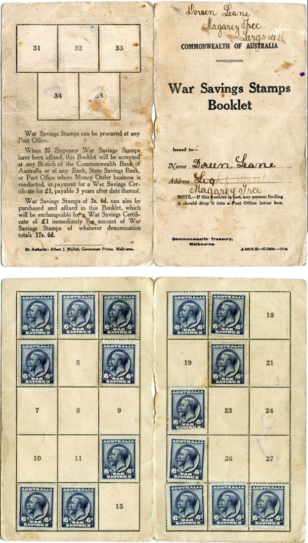 Ein altes Buch ist aufgeschlagen und zeigt eine Seite mit Text in einer klassischen Schriftart und Bildern von Menschen, die mit einer Vielzahl von Kriegsanleihestempeln in einem ordentlichen Muster bedeckt sind, die in Farben von leuchtenden Rottönen und Blau bis zu gedämpften Grüntönen und Gelbtönen reichen.