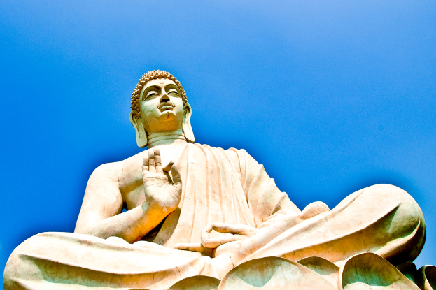 Eine Skulptur eines Idols in meditativer Pose.